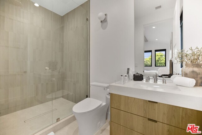 Building Photo - 4433 Kraft Ave