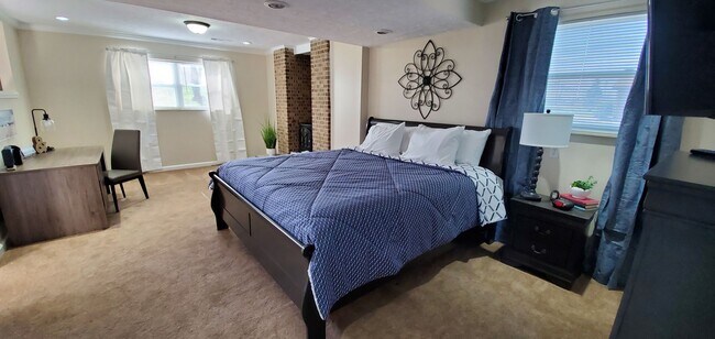 Building Photo - ? Pet Friendly Home ? Fenced in Yard ? Ren...