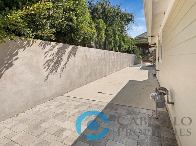 Building Photo - 3077 Ducommun Ave