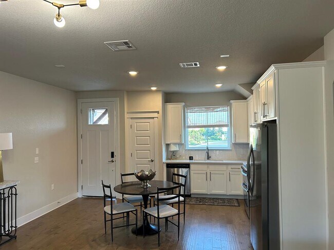 Building Photo - 142 Volterra Ln