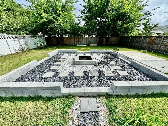 Building Photo - A Block From The Beaches! Ready 09-21-26! Oversized Parking Pad, Pet Friendly!