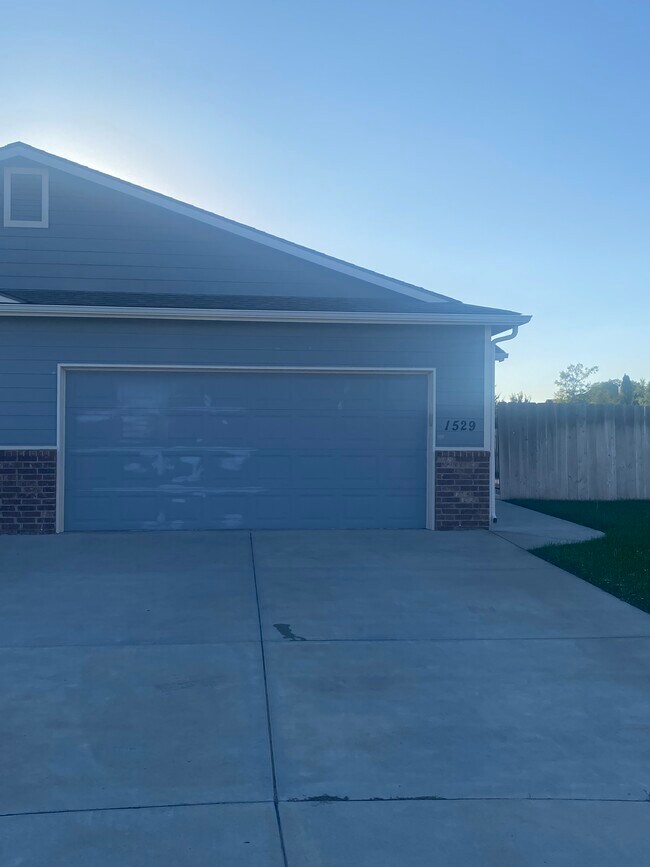 Primary Photo - 1529 E Olive Ct