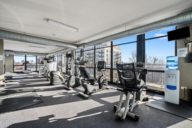 Building Photo - 1001 W 15th St