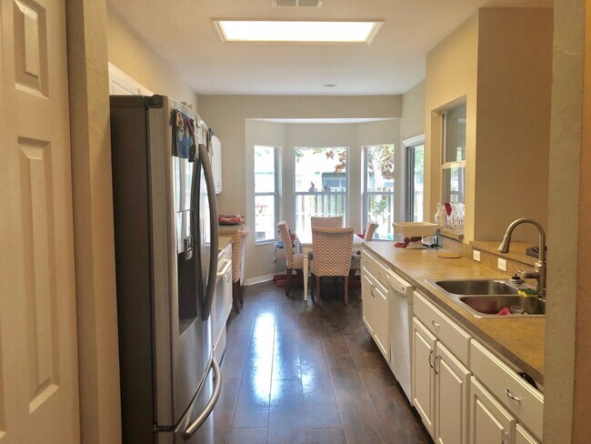 Building Photo - 4BR/2BA in Sorrento with large, fenced-in ...
