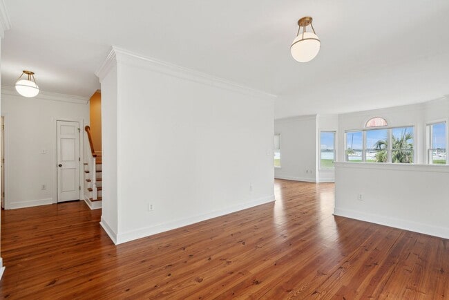 Building Photo - Downtown Charleston Waterfront Townhouse