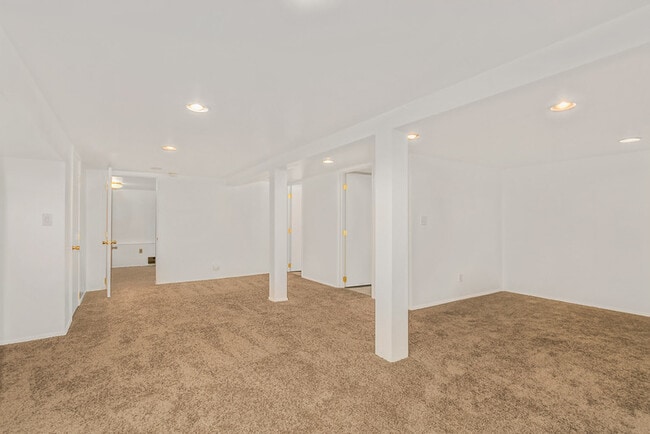 Building Photo - 2610 Glenwilde Pl E