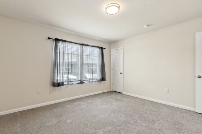Building Photo - Nearly New 2BR/2.5BA Townhome – Great Loca...