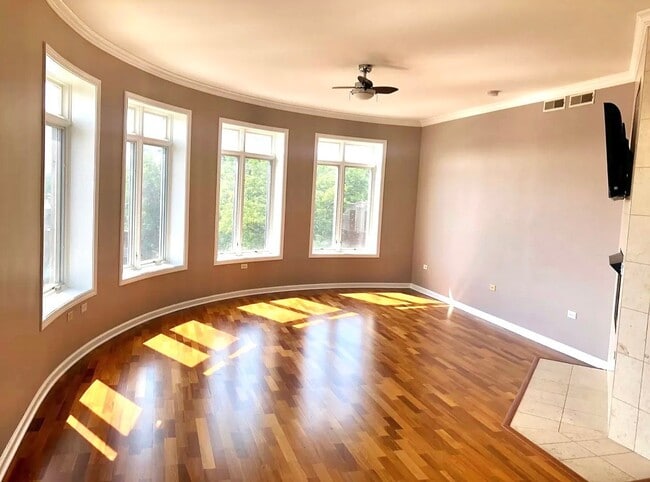 Building Photo - 5036 W Pensacola Ave