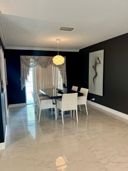 Building Photo - 880 NW 72nd Ter