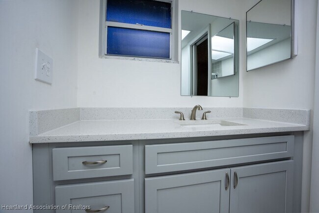 Building Photo - 702 Catfish Creek Rd