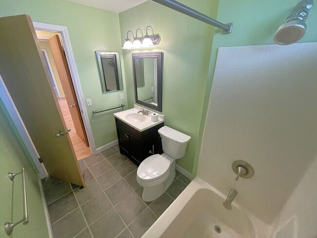 Building Photo - Kahului Ikena Unfurnished  2BR/2BA Unit Available