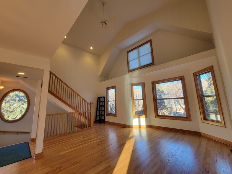 Living room - 2648 N Greenview Ave