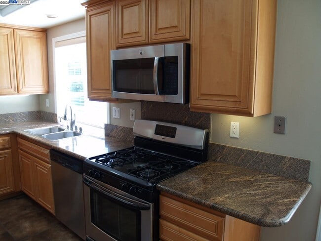 Building Photo - 647 Doral Dr