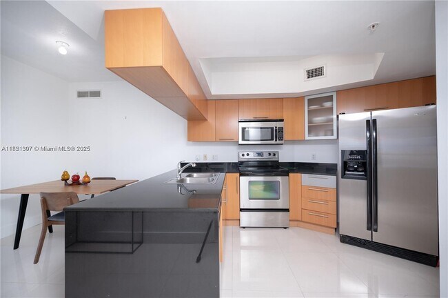 Building Photo - 1750 N Bayshore Dr