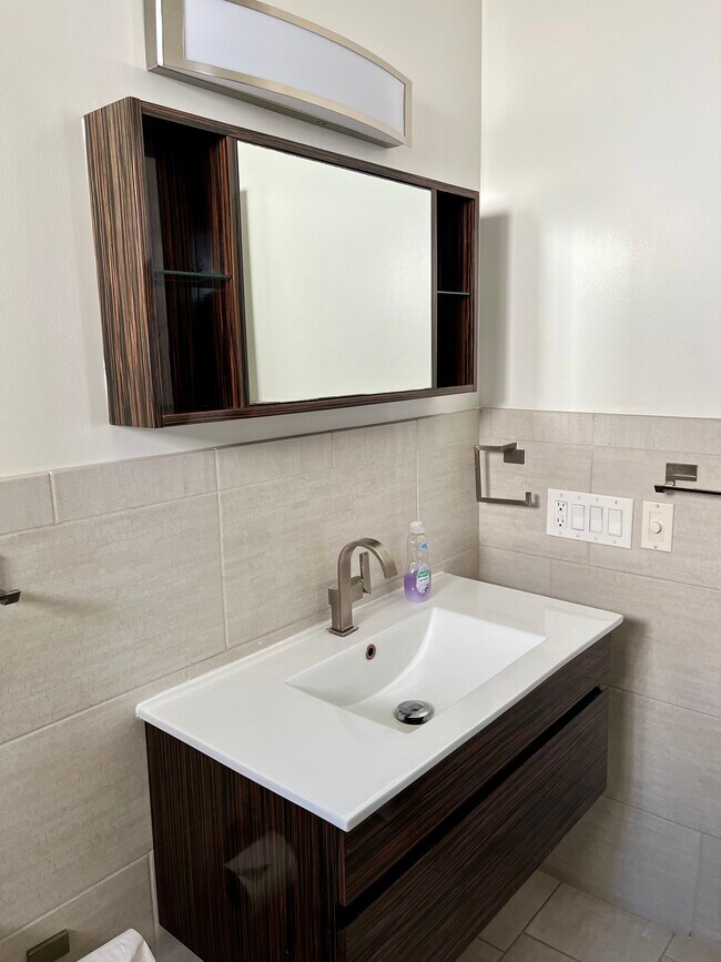 Bathroom - 31 N Venice Blvd