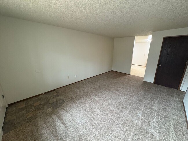 Building Photo - 2 Bed/1 Bath Unit Located in SE Bend Triplex - Month to Month Lease Term