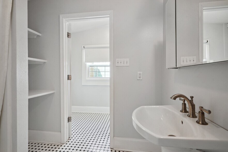 Building Photo - 3980 Annunciation St