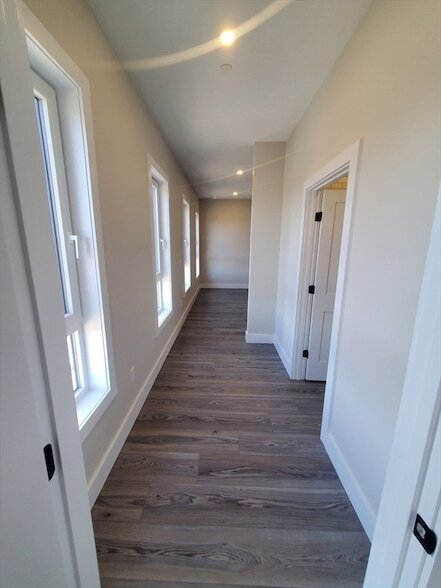 Building Photo - 64 Tolman St
