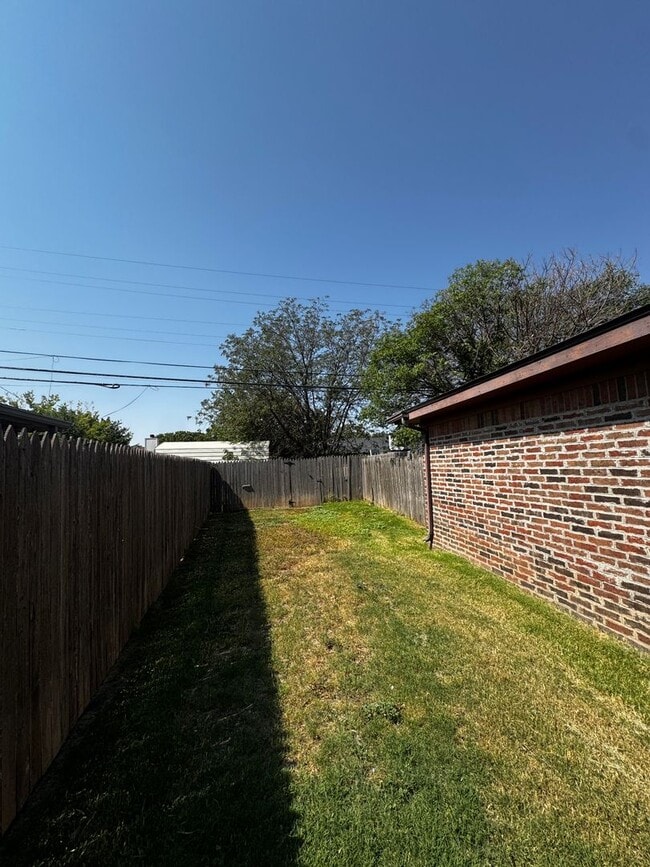 Building Photo - Adorable front  duplex 2bedroom 2bathroom CH/A