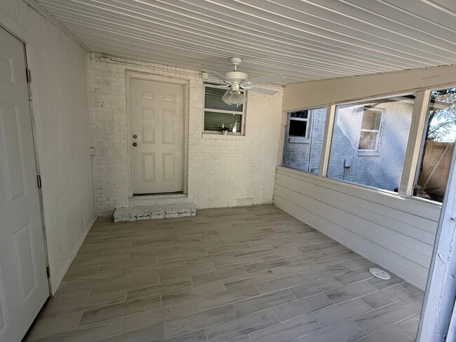 Building Photo - 107 E Hamm Ave