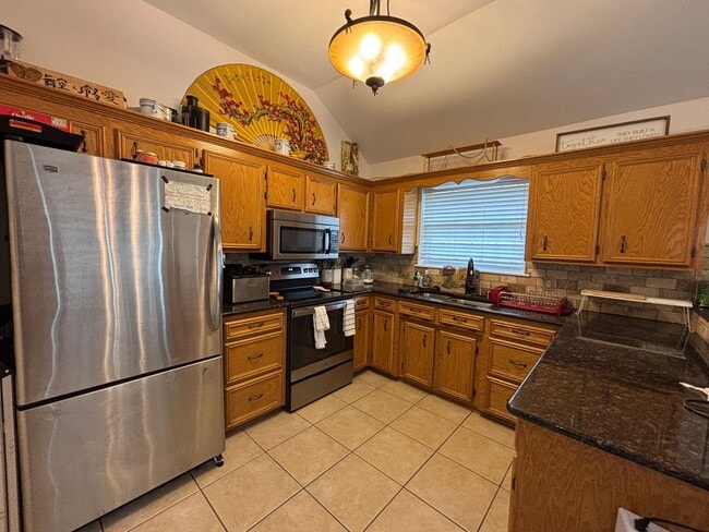 Building Photo - 4 BEDROOM ONLY 7 MILES FROM BARKSDALE AIR FORCE BASE