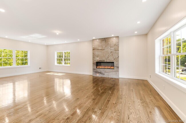 Building Photo - 2 Hallock Ct