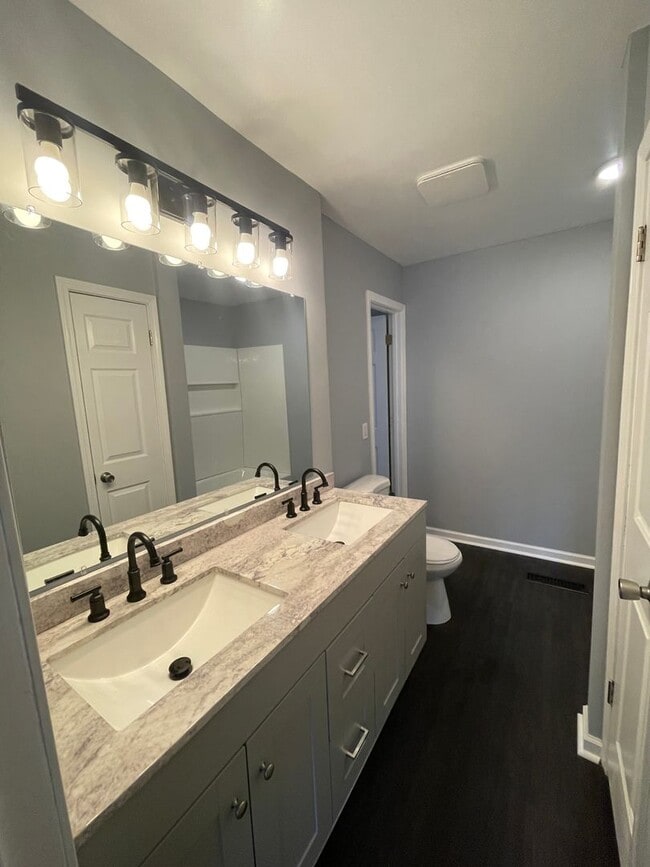 Building Photo - Sensational Three Bedroom Home Located in the Earlewood Community!