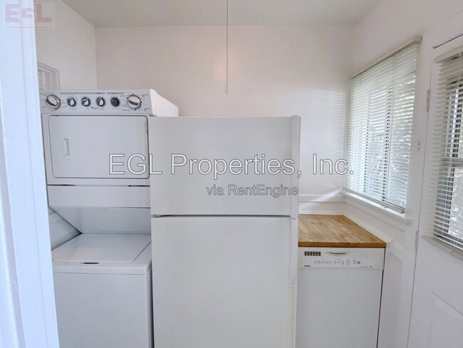 Building Photo - 1203 Poinsettia Dr