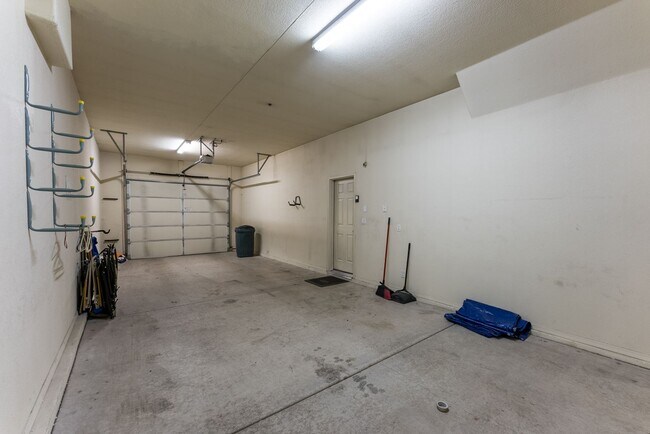 Building Photo - Gated Community 2 Bed/2 Bath Condo Furnished Long term Boat deep garage