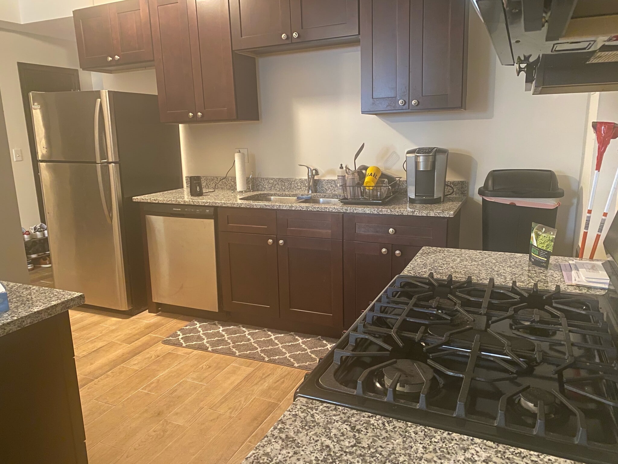 Kitchen - 6415 N Greenview Ave