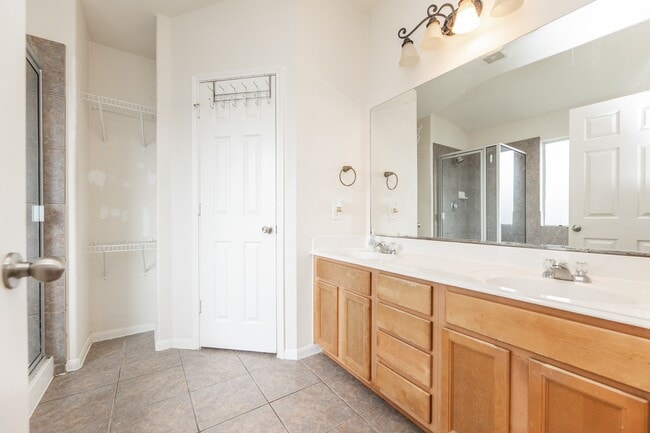 Building Photo - 6451 Applewood Forest Dr