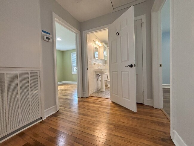 Building Photo - Get on over to Glendale!