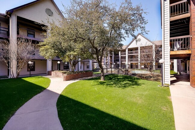 Building Photo - 218 N Texas Blvd