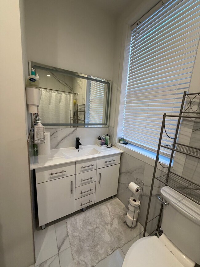 Building Photo - Move-In Ready 4BR Home in the Heart of Port Richmond!