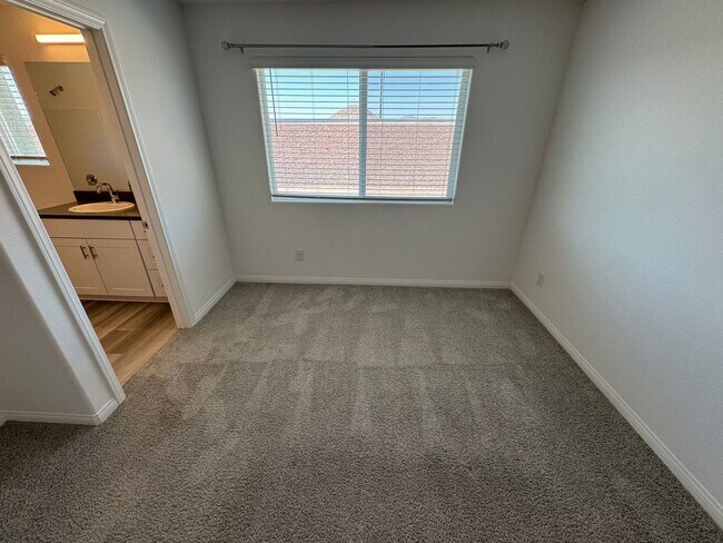 Building Photo - BEAUTIFUL 3 BEDROOM 3 BATH TRI-LEVEL HOME ...