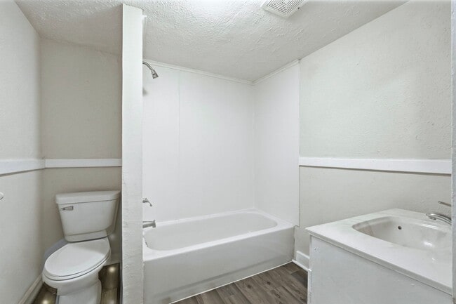 Building Photo - Updated 3-Bedroom Home with New Kitchen & Carpet