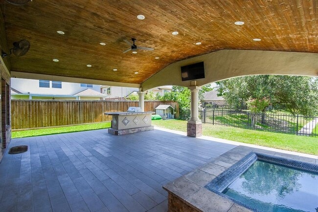 Building Photo - 16915 Locust Springs Dr