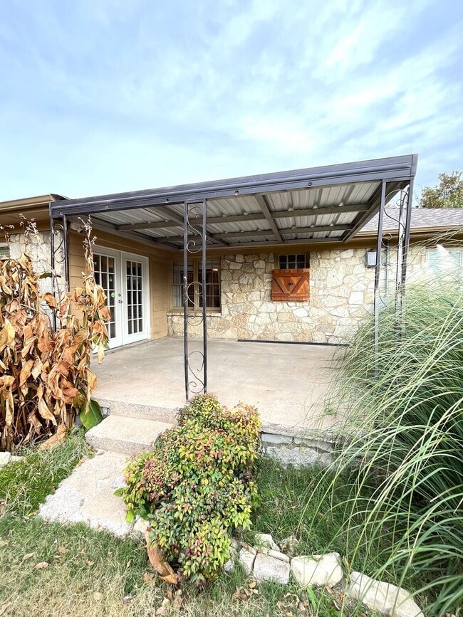 Building Photo - Cute 2 Bed 1 Bath in the Steve Pennington Addn