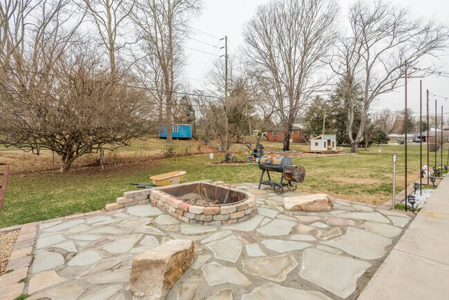 Building Photo - Knoxville 37918 - 2 Bedroom, 1 Bath, Ranch in Fountain City - Call or text Ryan Fogarty (865) 333...