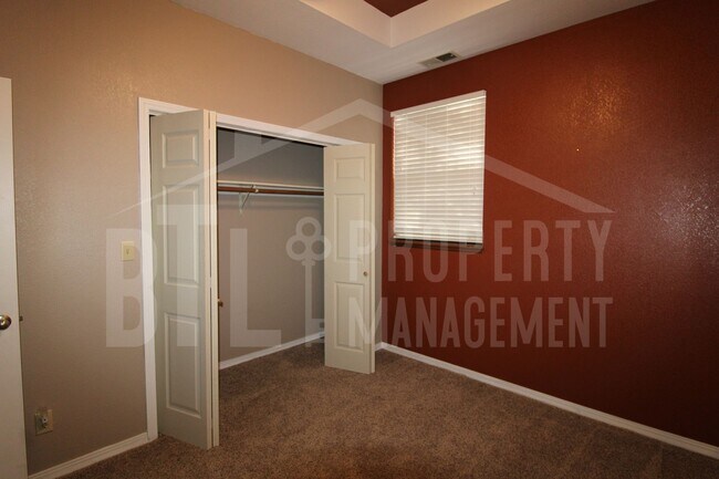 Building Photo - Charming 2 bedroom condo in Cozy Cove