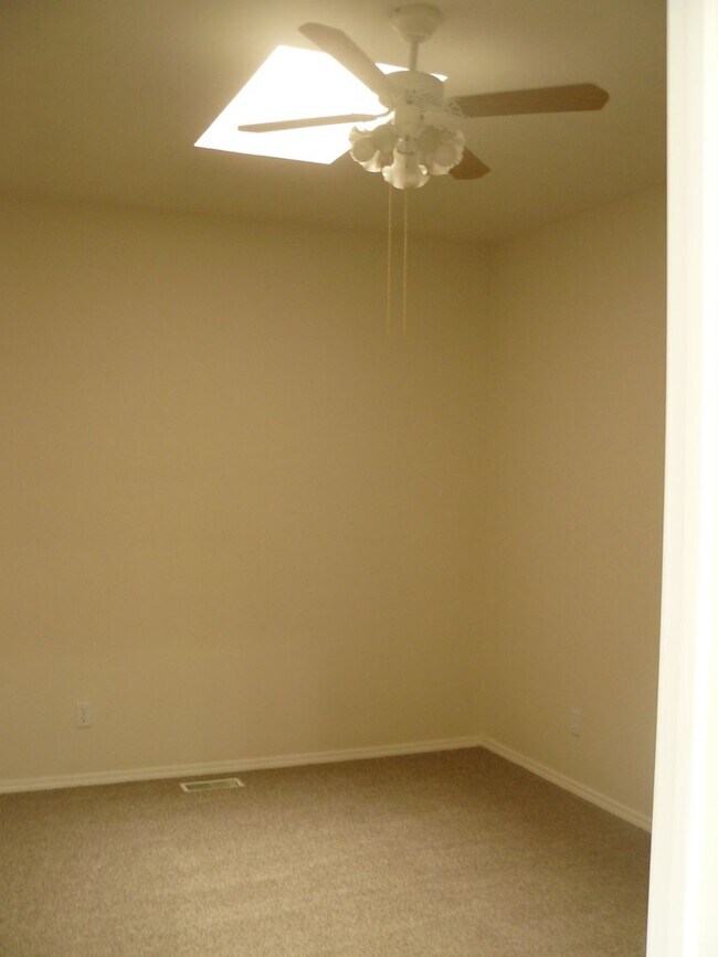 Building Photo - 2 Bedroom, 1.5 Bath Townhome