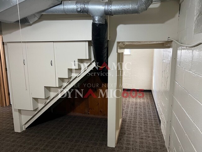 Building Photo - 4+ Bedroom, 2 Bath House with Garage and Fenced Backyard