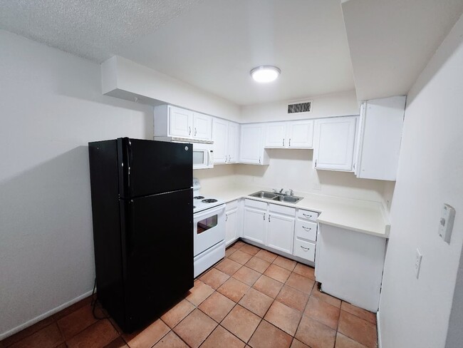 Building Photo - 827 E Hazel Dr