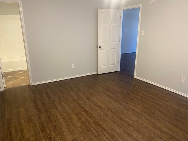 Building Photo - 3 bed 2 bath