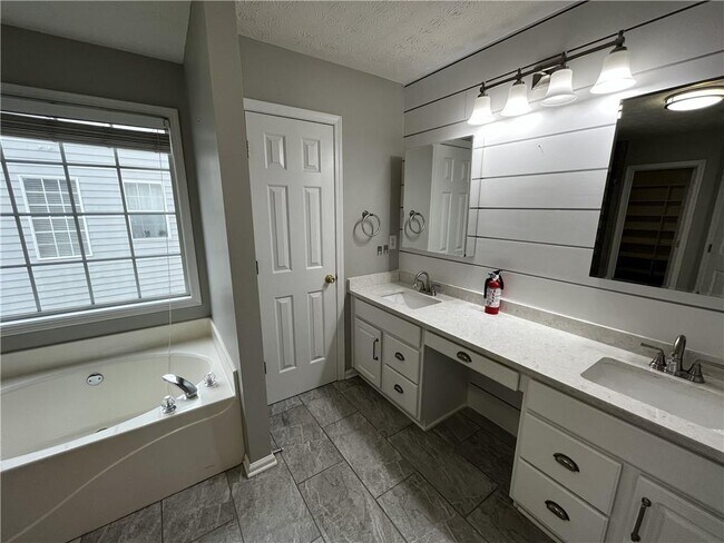 Building Photo - 2258 St Albans Pl