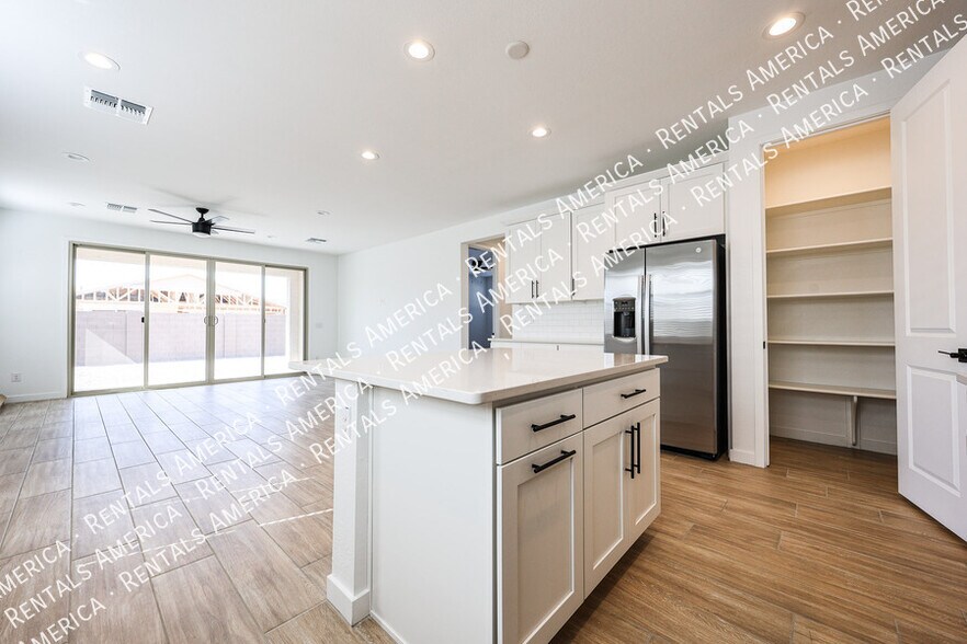 Building Photo - 5411 W Royal Palm Rd