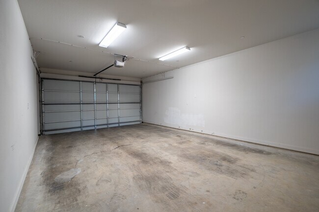 Building Photo - Stunning Modern Townhomes Newer Construction :: Henderson & Greenville Ave area