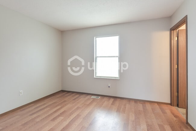 Building Photo - Fantastic 3bd/2ba home! Coming soon!