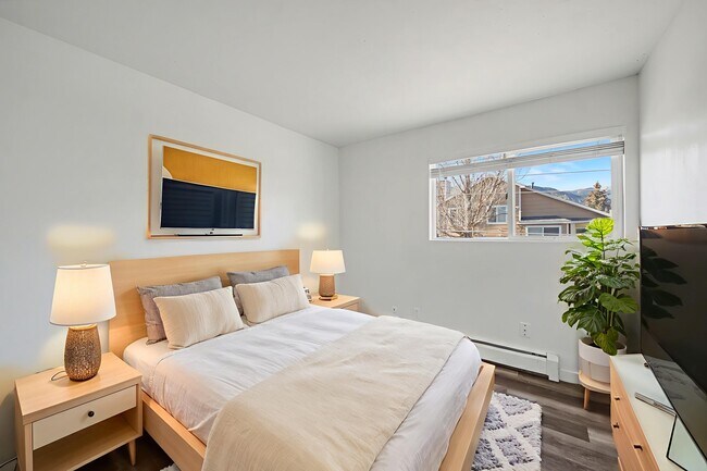 Building Photo - 4270 Loomis Ave