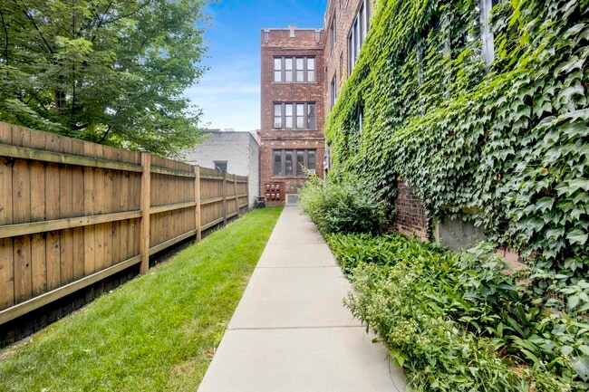 Building Photo - 1469 W Carmen Ave